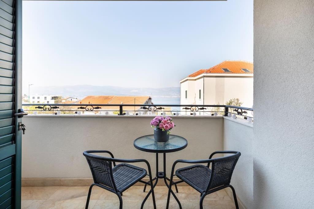 Seaesta Apartment Pool And Beach Slatine Exterior foto